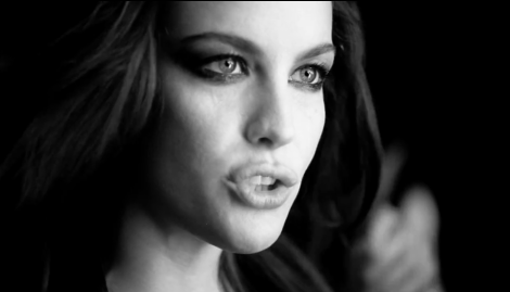Liv Tyler interprete Need You Tonight pour le nouveau parfum Very Irresistible Electric Rose de Givenchy portrait w674 A very irresistible Liv...